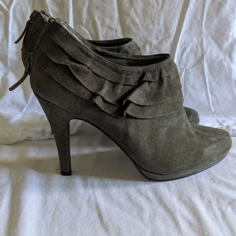 Tahari Taupe Suede Ruffle Booties Women's Sz 8.5 Whimsigoth Retro Avant‎ Garde